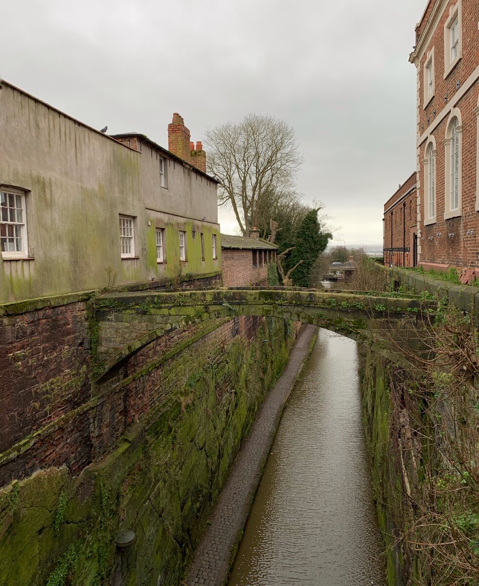 Римская стена, окружающая центр города. По мосту предположительно переводили заключённых