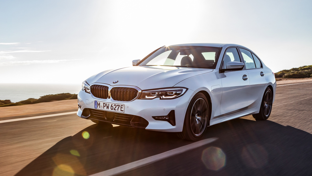 Пока самая «электрическая» третья серия — это заряжаемый гибрид BMW 330e со 184-сильной турбочетвёркой 2.0 и электродвигателем (113 л.с. на пике) в составе восьмиступенчатого «автомата» (привод задний или полный). В режиме XtraBoost комбинированная отдача установки — 292 «лошадки». Батарея ёмкостью 12 кВт•ч (используются 11,15) обеспечивает 60–71 км пробега без запуска ДВС.