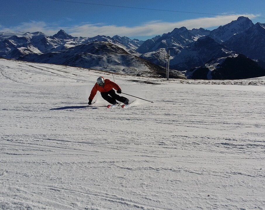 Звучит как бессмысленный вопрос с бесспорным ответом: кататься на лыжах и сноуборде. Но на самом деле всё значительно увлекательнее: для начала, само катание вдали не ограничивается спуском по магистралям, ключевое, не опасаться пытаться свежее, а во-2-х, кромесноуборда и лыж на передовых курортах есть множестводобавочных вероятностей для интенсивного развлечений и отдыха. Так, ставший уже знакомым русский курорт «Горки Город» провёл в данном году ребрендинг и расширение, ныне он именуется Курорт Красноватая Поляна, и отпуск там впечатлит в том числе и опытных путешественников! Но обо всём по порядку.