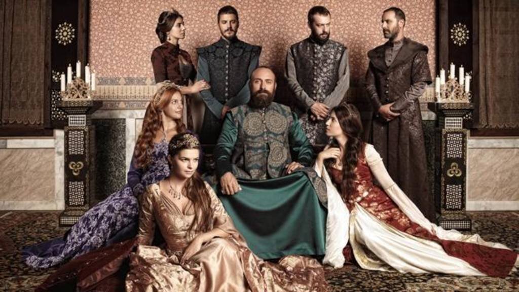 На фотографии главные герои сериала "Великолепный век". 