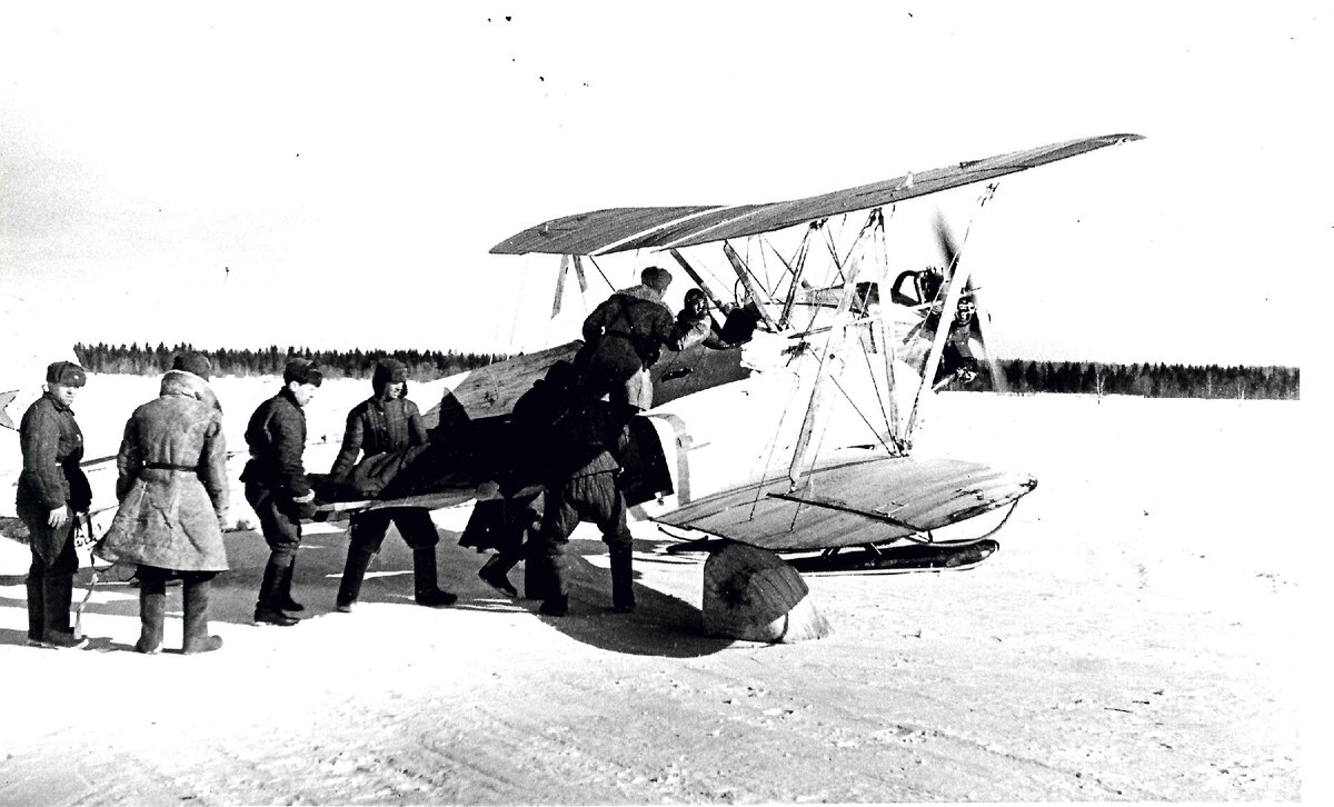 Погрузка раненого в самолет.  Фото: музей МГТУ ГА