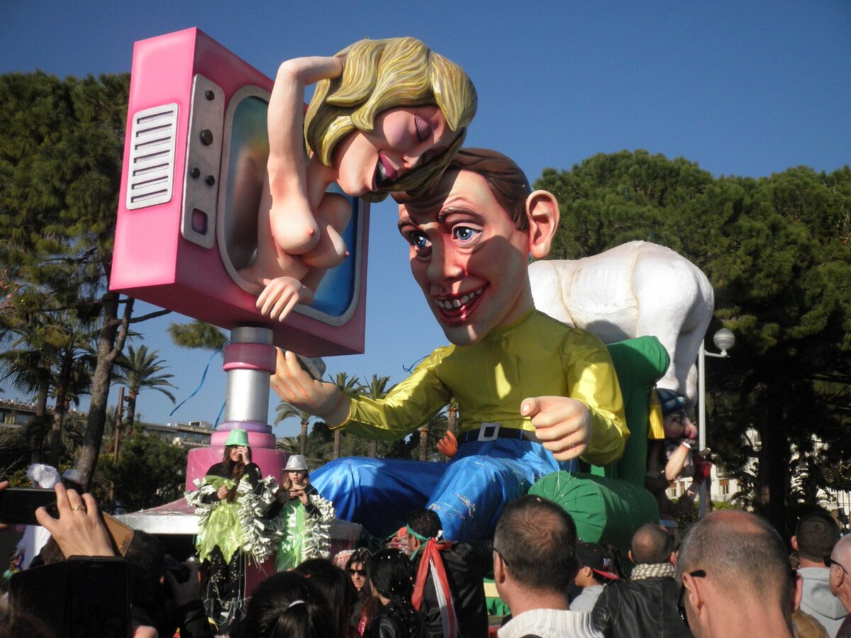 Французы не были бы французами, если бы карнавал был без таких сюжетов.