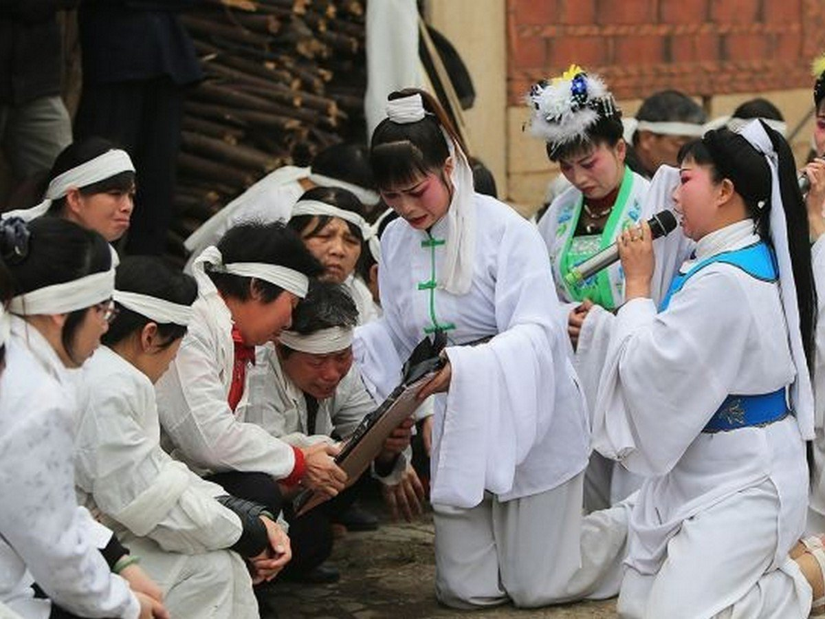 китаянка с мечом. ритуал минхунь в китае. траурные одежды в китае. цвет траура в японии. похоронные обряды в китае.