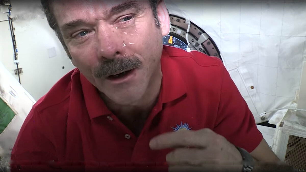 Астронавт Крис Хэдфилд на примере питьевой воды показал, как слезы собираются на поверхности глаз, но не падают вниз. Фото: кадр из видео, снятого астронавтом