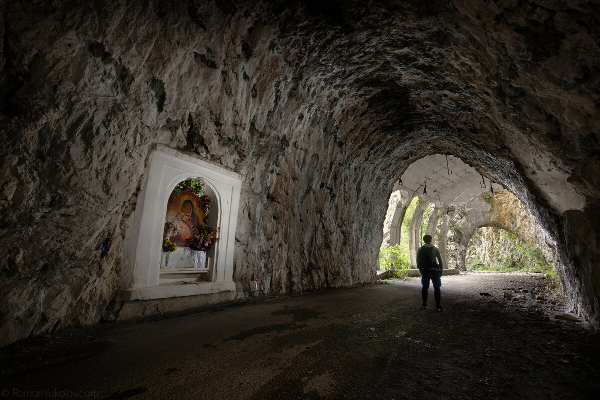 Икона в тоннеле. Фото: Роман Вуколов.