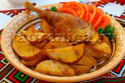 Курица с картошкой и грибами в горшочках