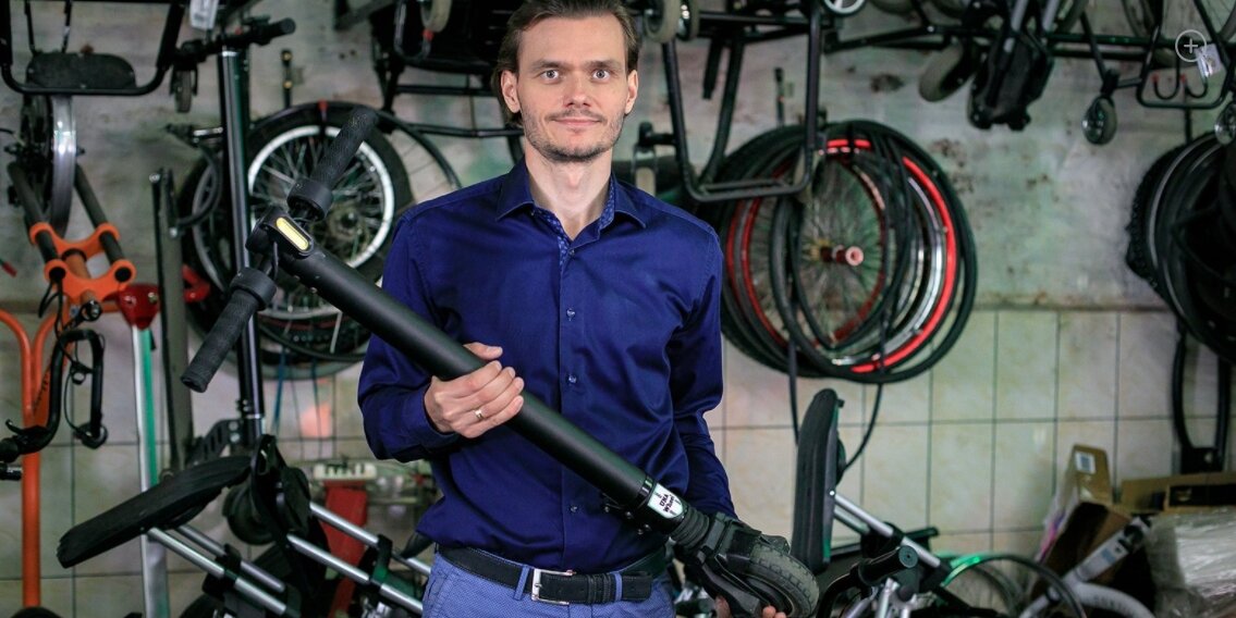 Николай Юдин с электроприводом UNAwheel, источник: Mos.ru