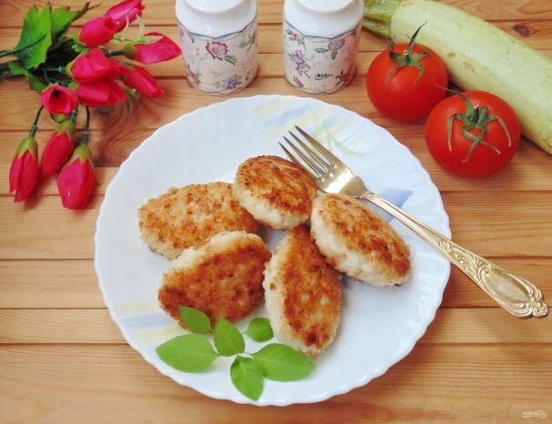 Рецепт: ПП котлеты из курицы и кабачка 
Котлеты получаются очень сочные и нежные из-за кабачка ❤️

Ингредиенты на 2 порции:

✅265 гр куриного филе
✅80 гр кабачка
✅1 белок яйца
✅15 гр отрубей
✅Растительное масло
✅Соль, специи

Как приготовить:

Проворачиваем куриное филе в мясорубке.

В готовый фарш добавляем натёртый кабачок, белок и отруби.

Формируем котлеты.

И обжариваем на немного смазанной сковородке до готовности.

Приятного аппетита 🌹

#рецепты
