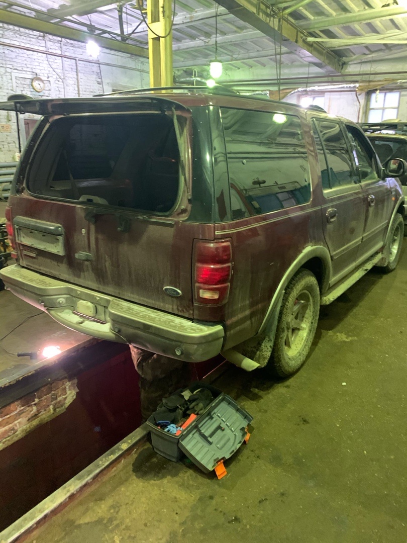 эксперт работает, машина уже без номеров.