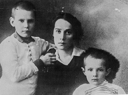 Ольга Керенская с сыновьями, 1916 год 