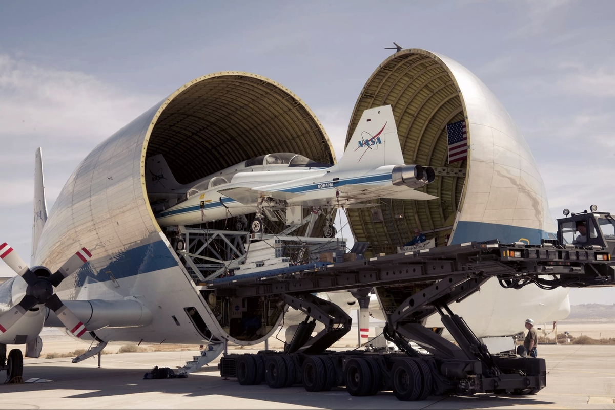 5 самолетов в мире. Грузовой самолет super Guppy. Aero Spacelines super Guppy транспортный самолёт. Boeing 377 super Guppy. Aero Spacelines super Guppy кабина.