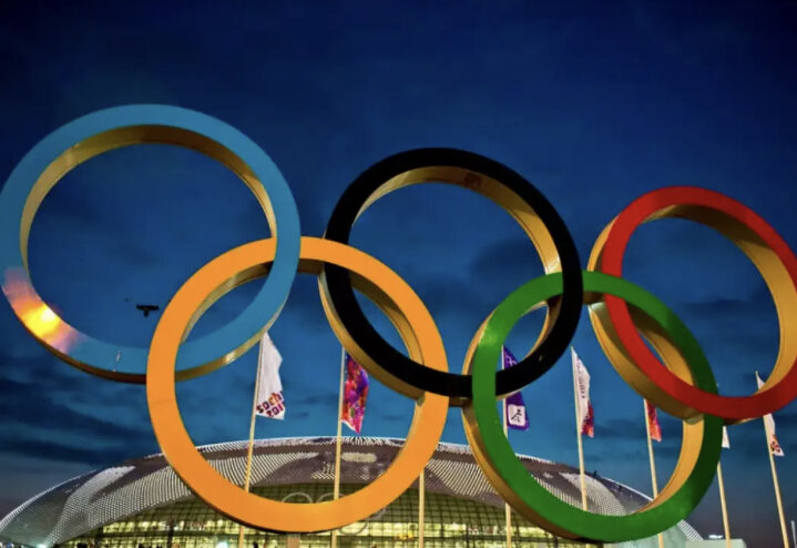 Сомкнутые кольца в целом символизируют единство пяти континентов, союз всех частей света и всемирный характер Олимпийских игр. А цвета – символы различных стихий: синий – вода, красный – огонь, жёлтый – энергия земли, чёрный – энергия металла, зелёный – энергия дерева.