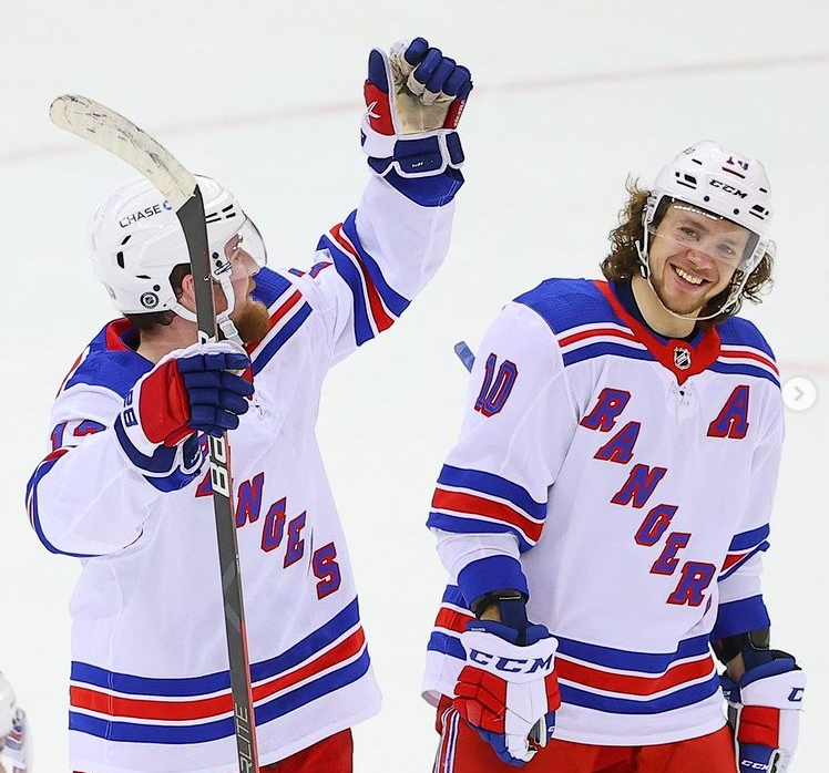 Артемий Панарин справа / instagram / nyrangers