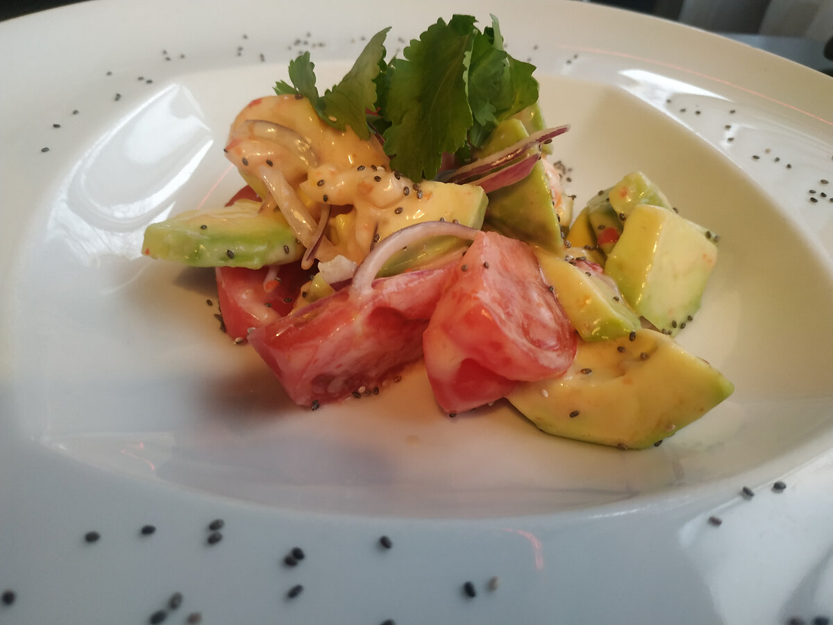 Салат с креветками и авокадо, 499 руб