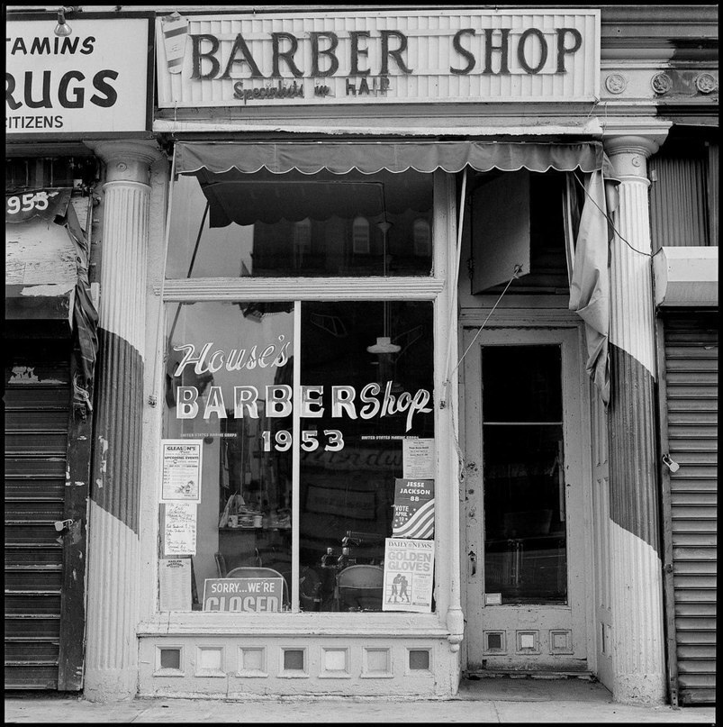 Джесси Хаус, основал магазин вернувшись со Второй Мировой Войны. Он передал его своему сыну - Дэвиду, который управлял им вплоть до своей собственной отставки в 2004 году.