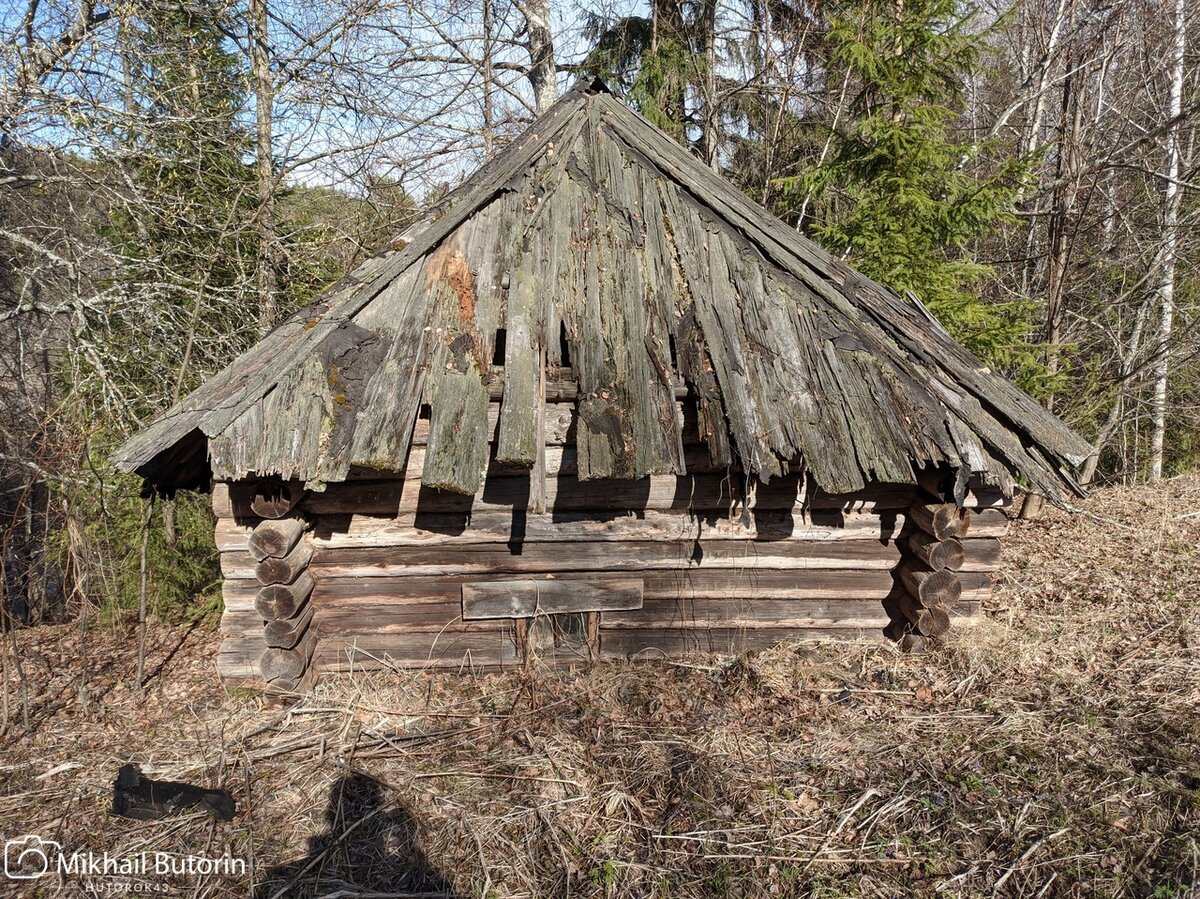 Окошко у земли.