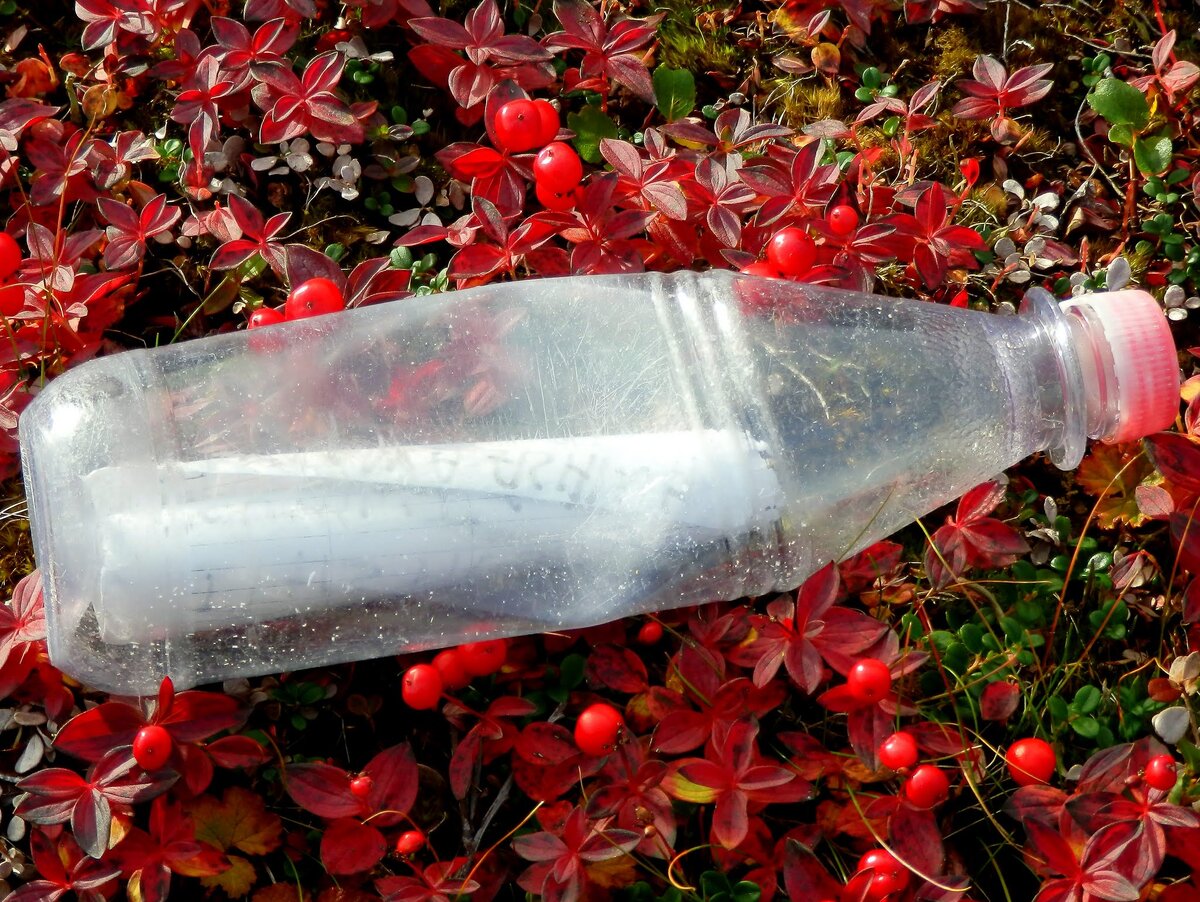 Запечатанная пластиковая бутылка с письмом внутри