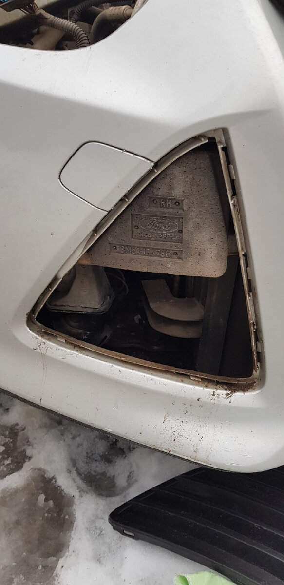 Посмотрите на фото, запомните где находятся крепления ( защелки ) и аккуратно поддевая вынимайте решетки 3- снимите передние фары, для того чтобы был доступ протянуть проводку и закрепить блок
4- с верхней пластиковой решетки снимите все клипсы, для того чтобы можно было отогнуть ее и прокинуть проводку.