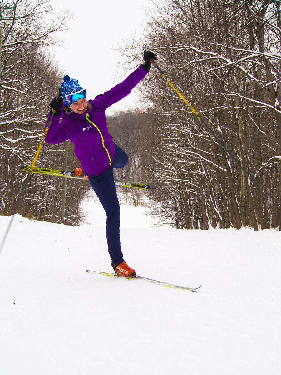 лыжи в снегу. лыжник упал. снег про лыжницу. лыжник в сугробе. белый снег россии.