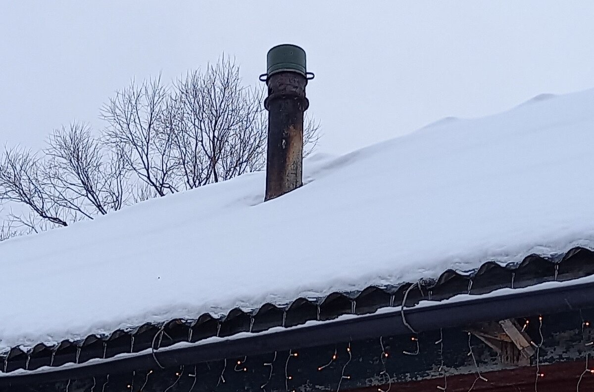 Чтобы "не наш Санта" не проник в дом труб защитили "нейтронным отражателем" замаскированным под эмалированную кастрюлю советского образца.