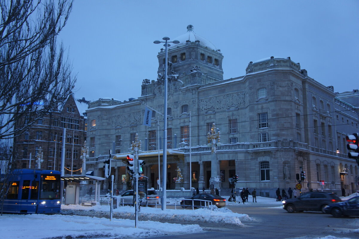 Стокгольм. Довольно суровый климат с резкими перепадами температур и солеными ветрами. Автомобилям здесь приходится несладко. Фото Юрия Буцкого