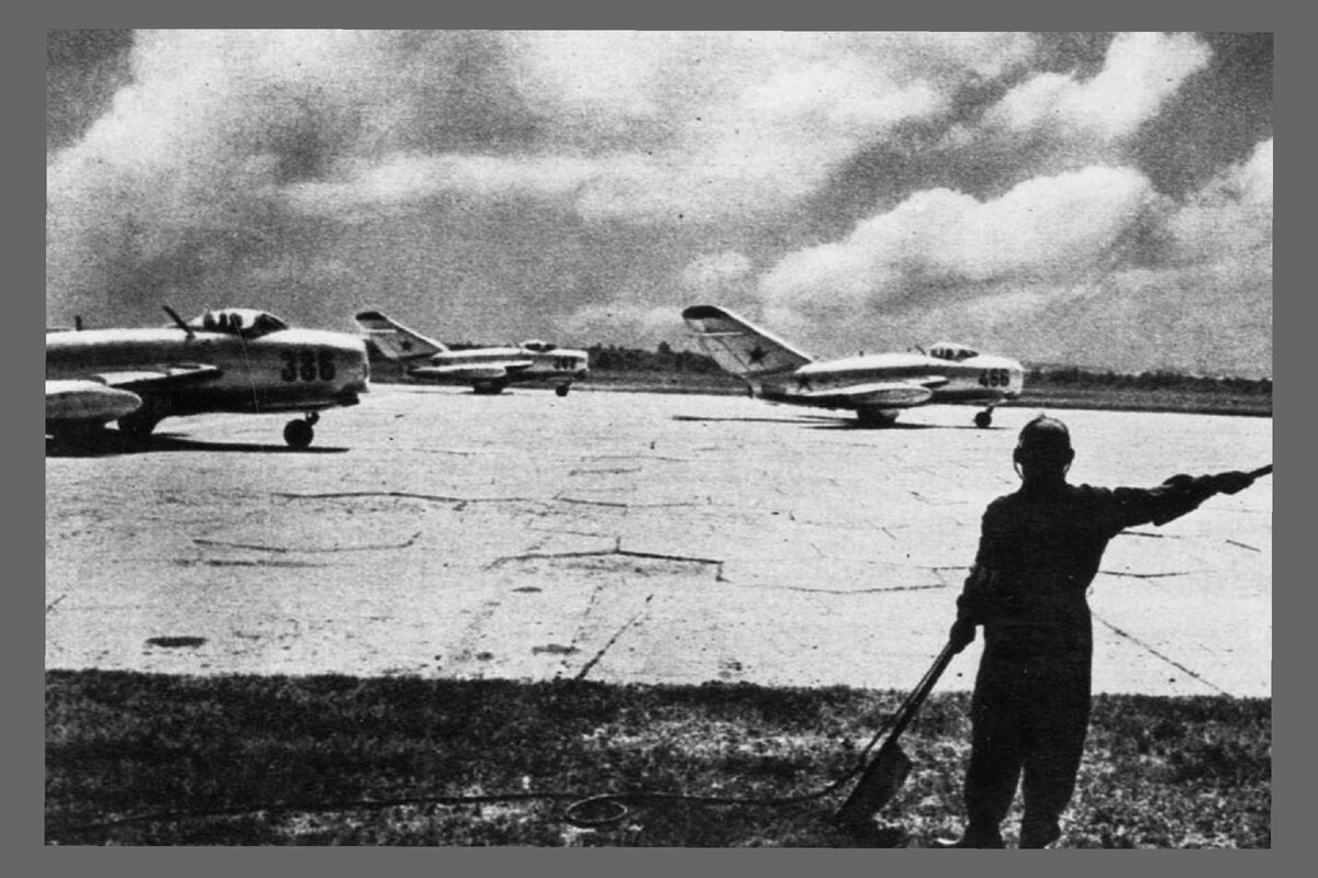 Миг-15 "бис" на взлетно-посадочной полосе
