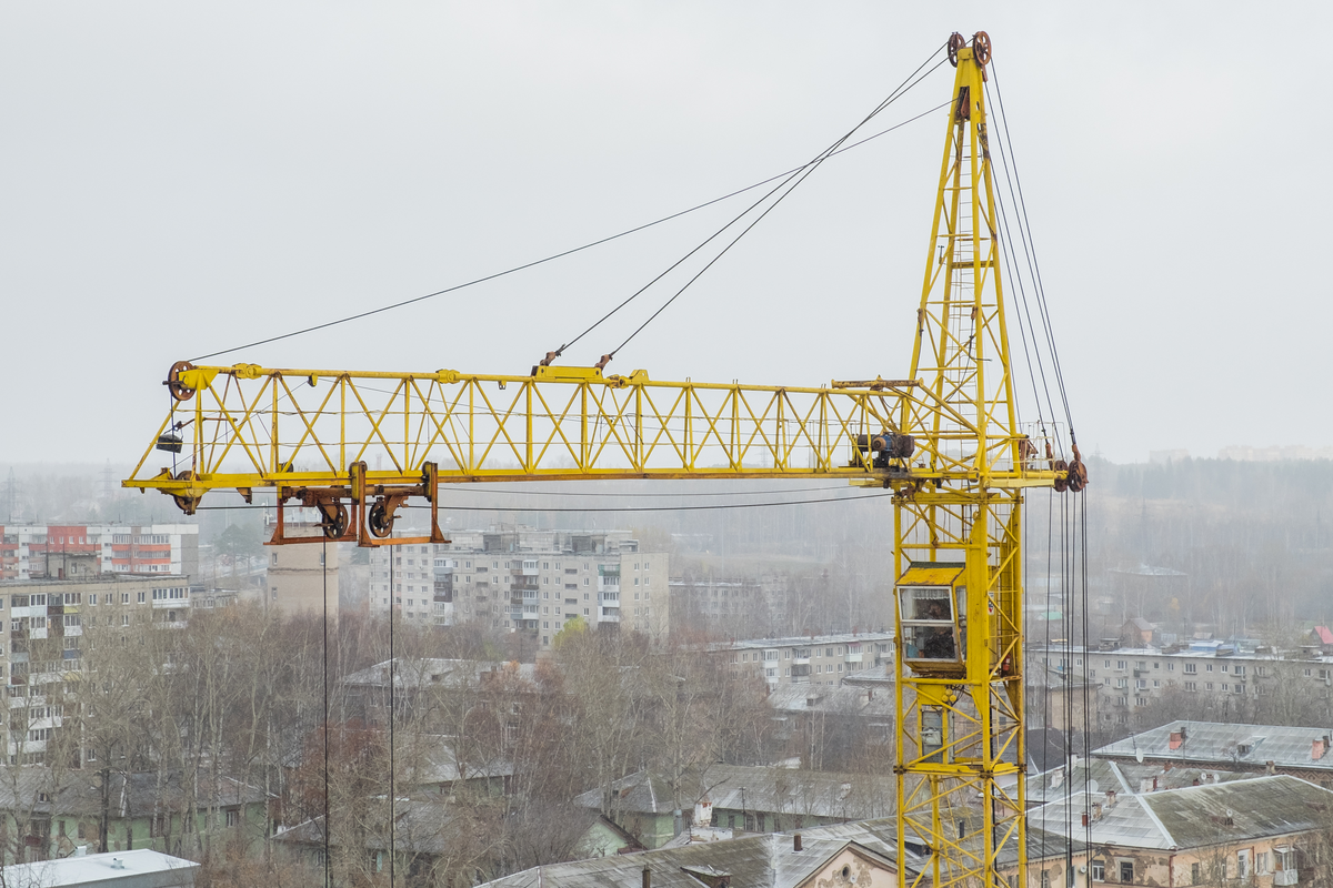 Работа башенного крана. Машинист крана (крановщик мостового крана). Башенный кран мостовой 405. Машинист крана крановщик башенного. Крановщик на подъемном кране.