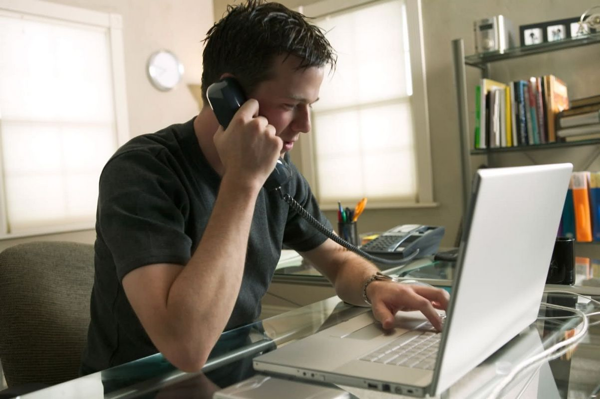 мужчина ищет не любое, а лучшее МФО в интернете