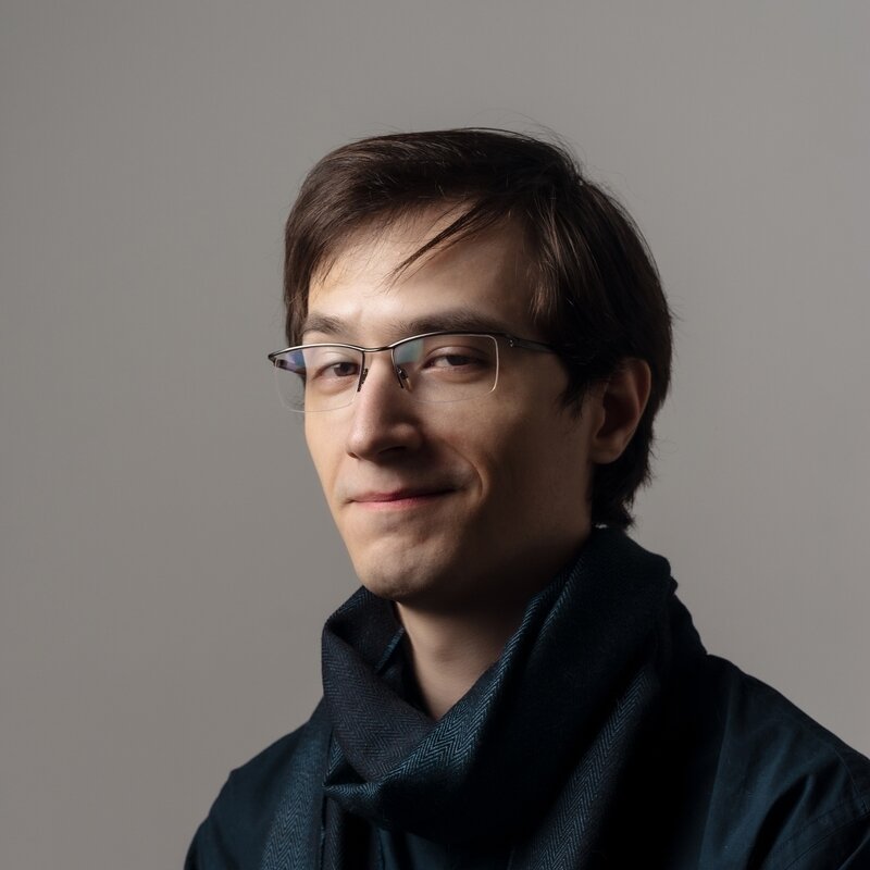 
Илья Leamare Силаков-Волынский:«Вот вам интересная деталь касательно второй книги Dragon's Blood.
 
 Многие уже кекали, что Инвокер вызывает санстрайк неправильно, но это, как мне кажется, скорее отсылка. Когда-то давно у Инвокера было 27 разных заклинаний (под разный порядок сфер). И тогда ещё не было санстрайка, но было похожее заклинание "Soul Blast". Выглядело оно как луч света, наносило много урона...
 
 ...и вызывалось по Wex-Quas-Exort.
 
 Странная телепортация, кстати, также может быть отсылкой, но на заклинание "Portal" (QQW)».