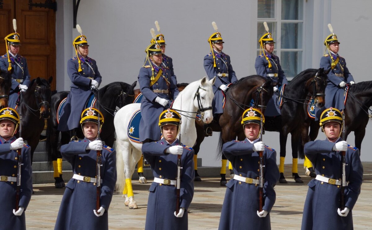 Солдаты первой роты и почетного кавалерийского эскорта Президентского полка. Фото с сайта myslo.ru