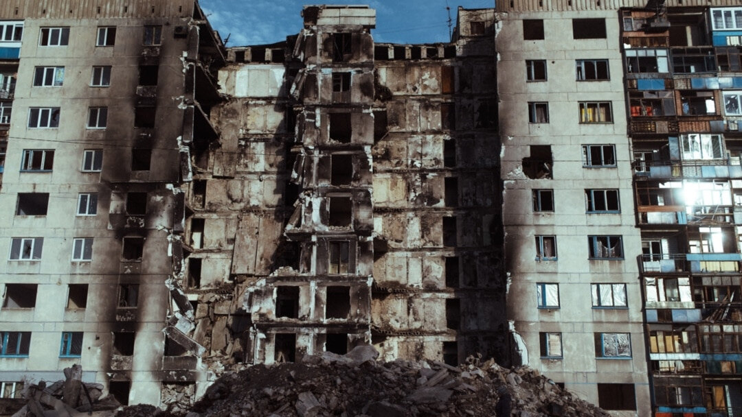 Разрушенный дом. ЛНР, город Луганск. Фото: 2015 год.