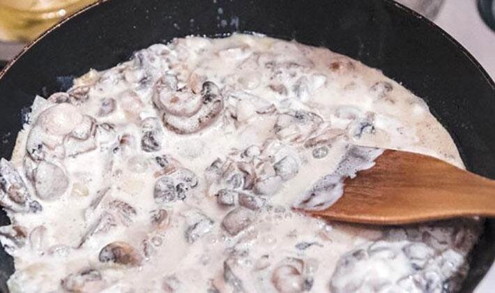 Аппетитные белые грибочки с луком в сметане