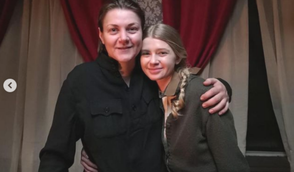 Анна и Анастасия Уколовы впервые встретились на съемках фильма "Цыпленок жареный"