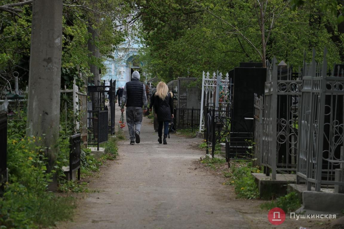 Как найти могилу на кладбище: 6 способов