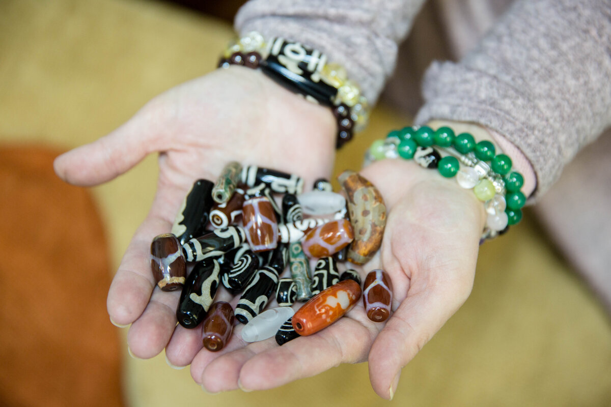 10 полезных правил и советов, которые помогут выбрать и жить с бусиной, чтобы она была вашей помощницей. 
1. Экспериментируйте с бусинами Дзи
Бусины дзи это нечто загадочное и таинственное, все те выводы которые мы делаем о бусинах основаны лишь на наших наблюдениях и опыте их ношения. Не существует «правильных» и «истиных» способов выбора, ношения и влияния бусин дзи.
Это предмет персональный и у каждого будут свои бусины. Поэтому экспериментируйте: носите дзи на разных руках, снаружи или с внутренней части кисти. Носите разные бусины дзи в разные дни, носите вместе и т.п. Не существует НЕправильного способа носить дзи, но существует ваш!

2. Когда лучше очищать бусину дзи.
Дзи это энергетическая губка, поэтому в особых случаях очищайте дзи:-по личным ощущениям (сами чувствуете, что пора);-после посещения кладбища;-после пережитых сильных негативных эмоций;-после или вовремя сильных жизненных проблем и инцендентов;-после посещения больных или после собственной болезни;-после общения с негативными людьми.

3. Слушайте свою интуицию.
Когда выбираете какую дзи купить или надеть всегда слушайте интуицию. Дзи - это вещь связанная персонально с вами и вашей энергетикой, поэтому личные ощущения тут играют огромную роль, прислушивайтесь к себе.

4. Фокусируйтесь на своей жизненной цели и мечте.
Хотите, чтобы дзи вам помогла в достижении вашей цели, тогда ежедневно акцентируйте на ней, думайте и делайте хоть что-то. Тогда дзи будет вам помогать.Прекрасно, если вы выбрали свою бусину применительно к своей цели, это желательно, правда не всегда обязательно (тот случай когда выбирали дзи интуитивно, она тоже будет классно работать).

5. Не ждите мгновенного волшебства.
Если бы все было так просто. Часто люди ждут мгновенного результата, но так не бывает. Да, бывает когда случается что -то мгновенно, но так бывает не всегда.Бусина Дзи - это продолжение человека, его действий и правильных мыслей, когда человек делает что-то, то Дзи будет ему помогать, если же он лежит на диване, то сложно ожидать успеха.Главное это вы, бусина Дзи - это ваш помощник!

6. Не спешите разочаровываться.
Часто люди поносив бусину пару недель разочаровываются, ведь они не выиграли в лотерею.Однако это ошибка, поменьше требований от своей дзи и побольше акцента на своей цели и действиях по ее достижению.

7. Берите свои бусины Дзи в места силы.
Обязательно надевайте свои бусины, когда посещаете места силы, святые места или те места, которые вызывают у вас сильные положительные эмоции. Это сделает вашу бусину сильнее.

8. Проявляйте уважение к своей бусине Дзи.
Относитесь к вашей бусине как к живому человеку и тогда она будет вам помогать максимально.Это не вещь, это ваш помощник!

9. Не надевайте дзи в некоторых случаях.
Не стоит купаться и мыть посуду с браслетом дзи (см. предыдущий пункт)Также не стоит надевать, когда занимаетесь тем, что может ее загрязнить, например, занимаетесь спортом и потеете, пропалываете огород, ну и прочие романтические занятия.
Ну или хотя бы обязательно потом проведите очистку Дзи.

10. Не «надрывайтесь» при покупке Дзи.
Покупайте ту бусину Дзи, которую можете позволить. Бусины так или иначе работают. И новые и древние, какие-то слабее, какие-то сильнее.
Но главное работают.
