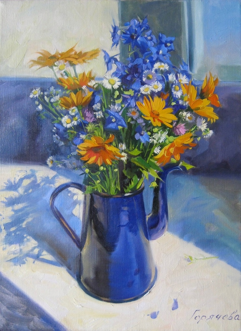 Маленький летний букетик в синем кофейнике, размер 30х40 см.