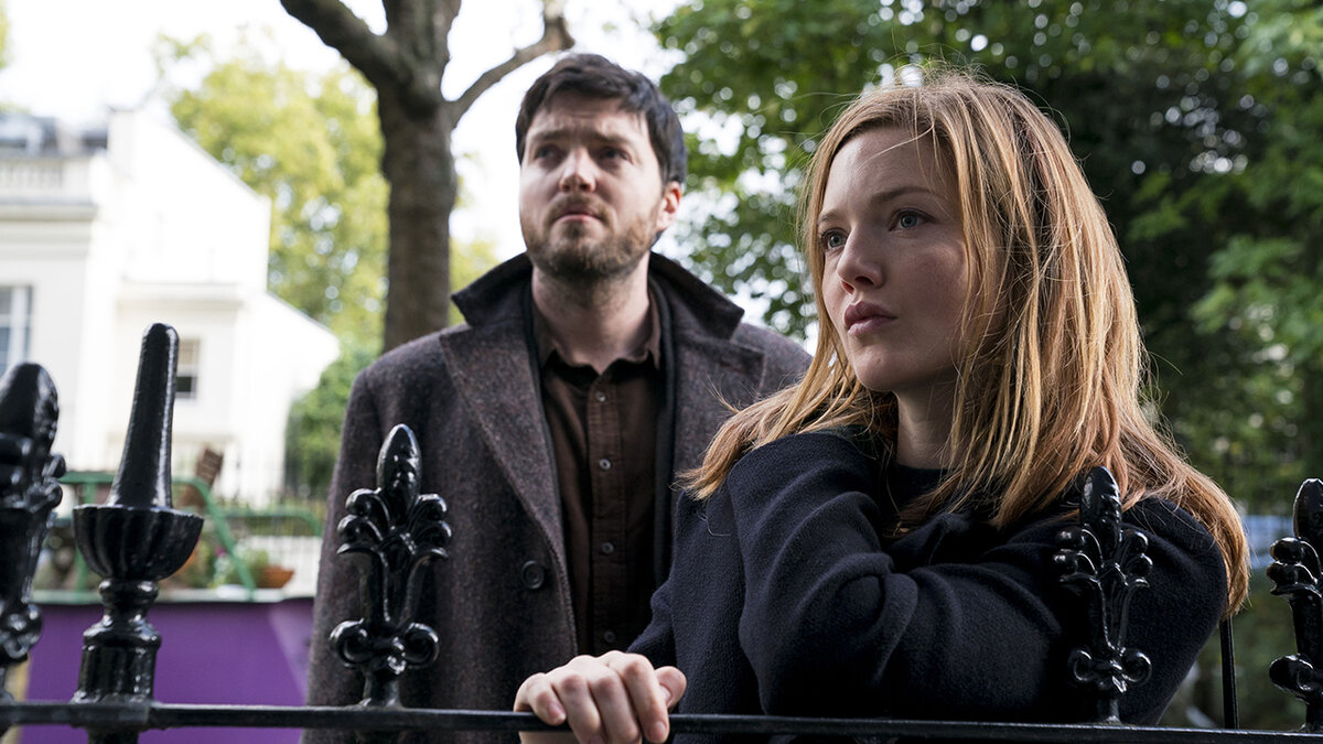 Этот детективный мини-сериал является экранизацией романов Джоан Роулинг. Несмотря на то, что основой сюжета служат расследования yбийcтв, в целом сериал получился душевным, по-английски атмосферным и не без юмора и романтики. Он состоит из четырех коротких сезонов.