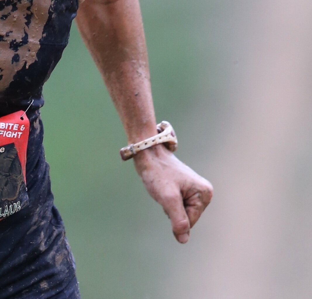 Рука спортсменки крупным планом.