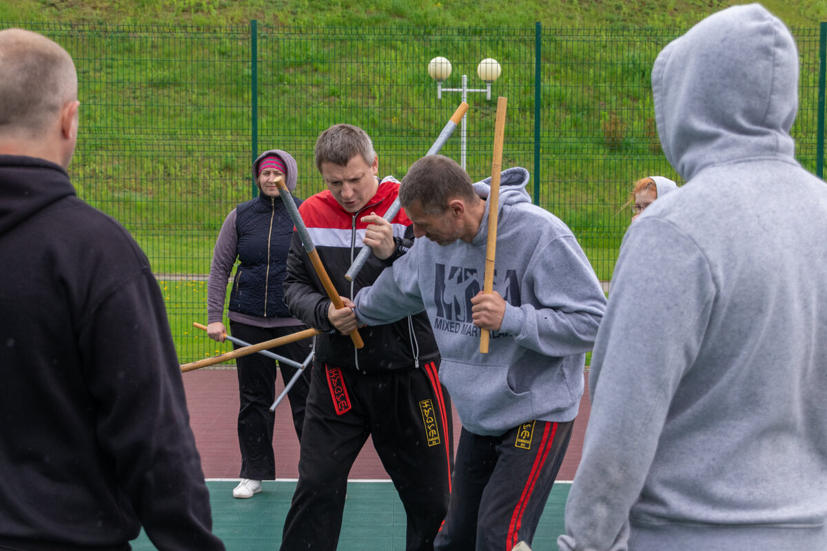 Пример выхода на контроль вооруженной руки. Важно отметить, что здесь полостью отсутствует "захват" в традиционном понимании этого термина.
