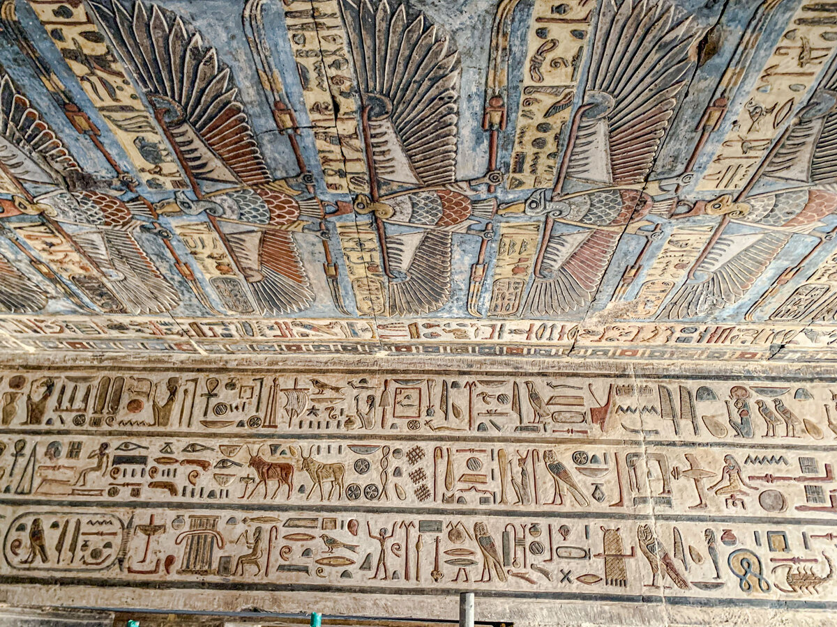 Чудом сохранившиеся цветные фрески, в древнем египетском храме обнаружили.