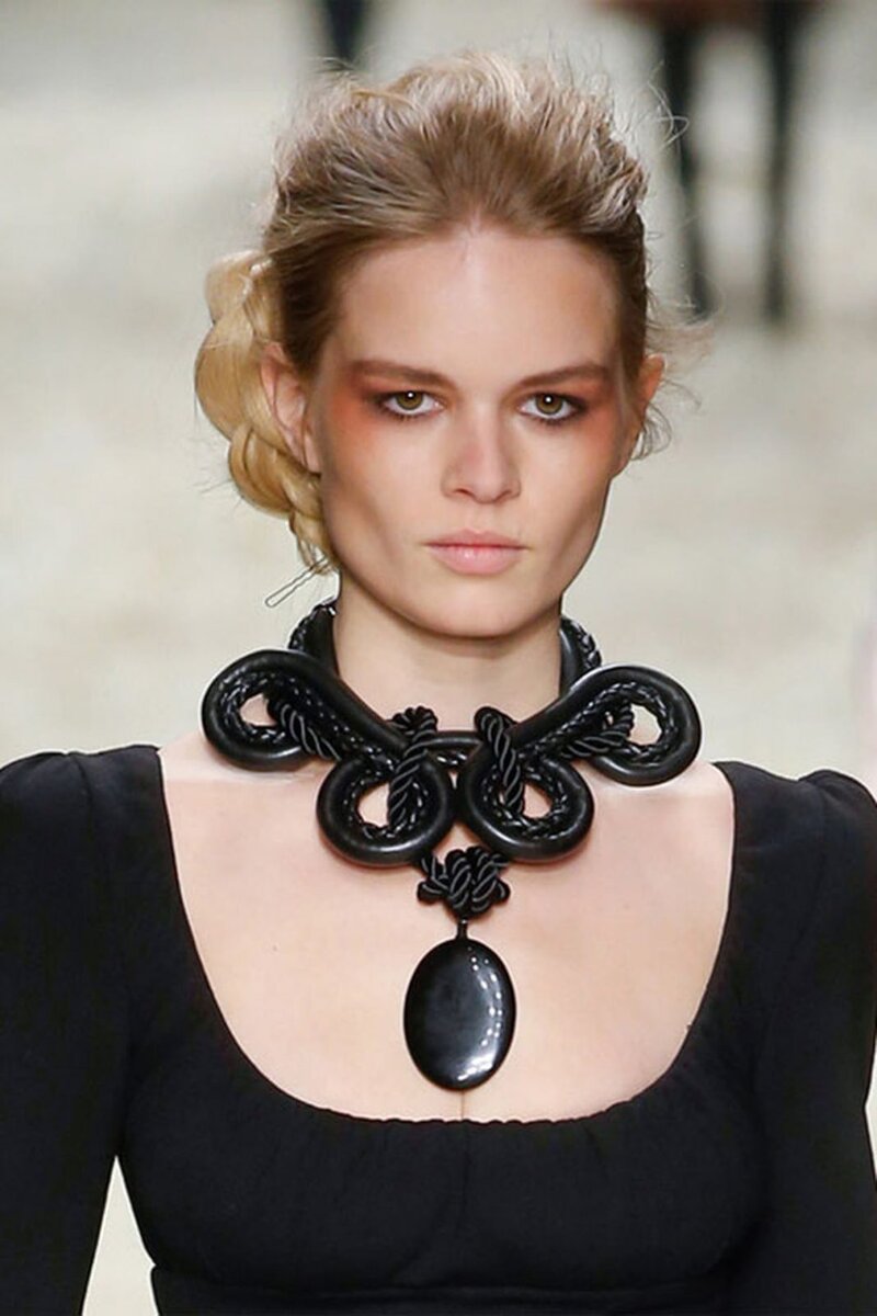 Такие украшения смотрятся  только на очень худых девушках