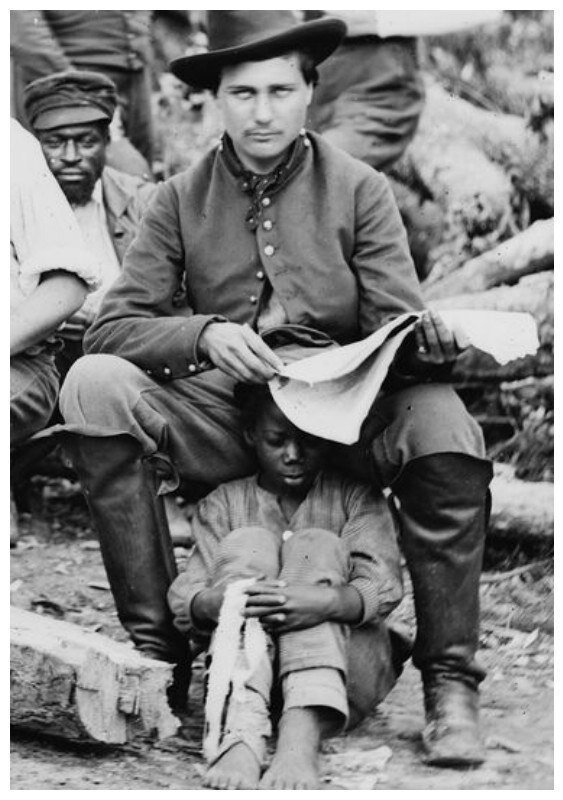 Офицер с «контрабандой», 1862 г. 

Освобожденные рабы в это время рассматривались как контрабанда или захваченное имущество.