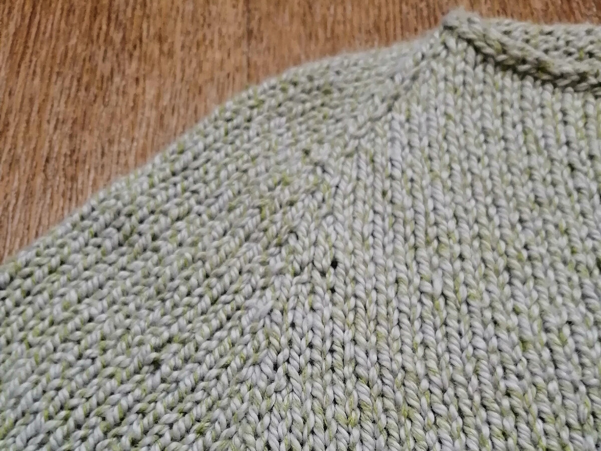 Так выглядит полотно сразу после окончания вязания и в тех местах, где с ним ничего не соприкасается.