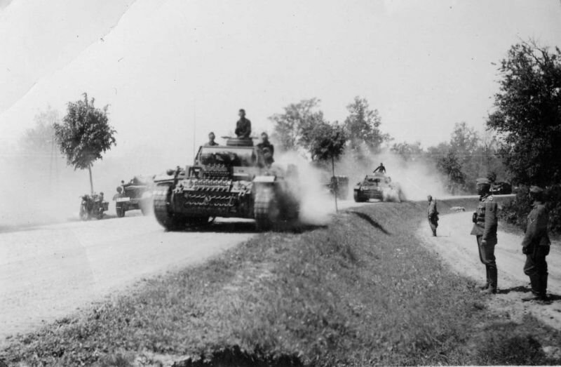 Немецкие танки рвутся вперед