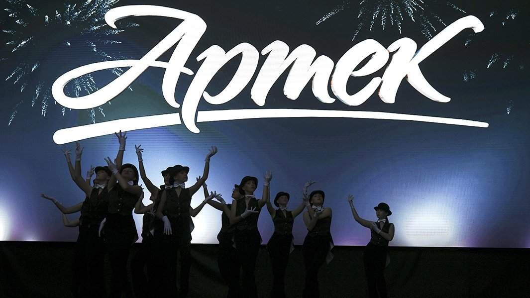 Участники танцевального коллектива на церемонии открытия ХХХ Международного детского кинофестиваля «Алые паруса» имени Василия Ланового в международном детском центре «Артек» в Крыму                                                                                             Фото: РИА Новости