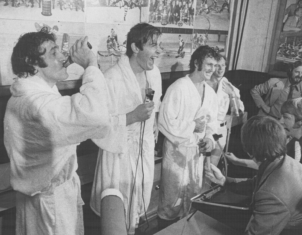  Summit series 1972. Торонто. 4 сентября. Хоккеисты сборной Канады после победного матча на «Мэйпл Лиф Гарденс»: Фил Эспозито, Пит Маховлич, Пол Хендерсон и Уэйн Кэшмен дают интервью местным журналистам