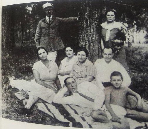 Давид Кауфман с родителями и родственниками на даче, 1928 г. Стоит у дерева В. Ян. Фото из книги Давид Самойлов ПАМЯТНЫЕ ЗАПИСКИ.