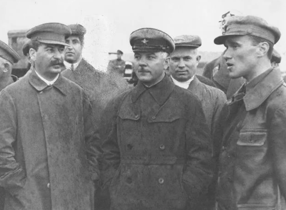 И.В.Сталин (слева), А.С.Яковлев (справа)