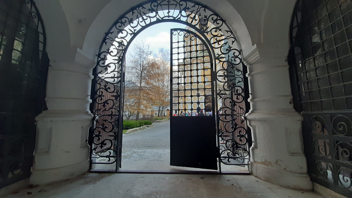 Фото автора : "За границей". Ворота храма в Новосспаском монастыре, Москва.