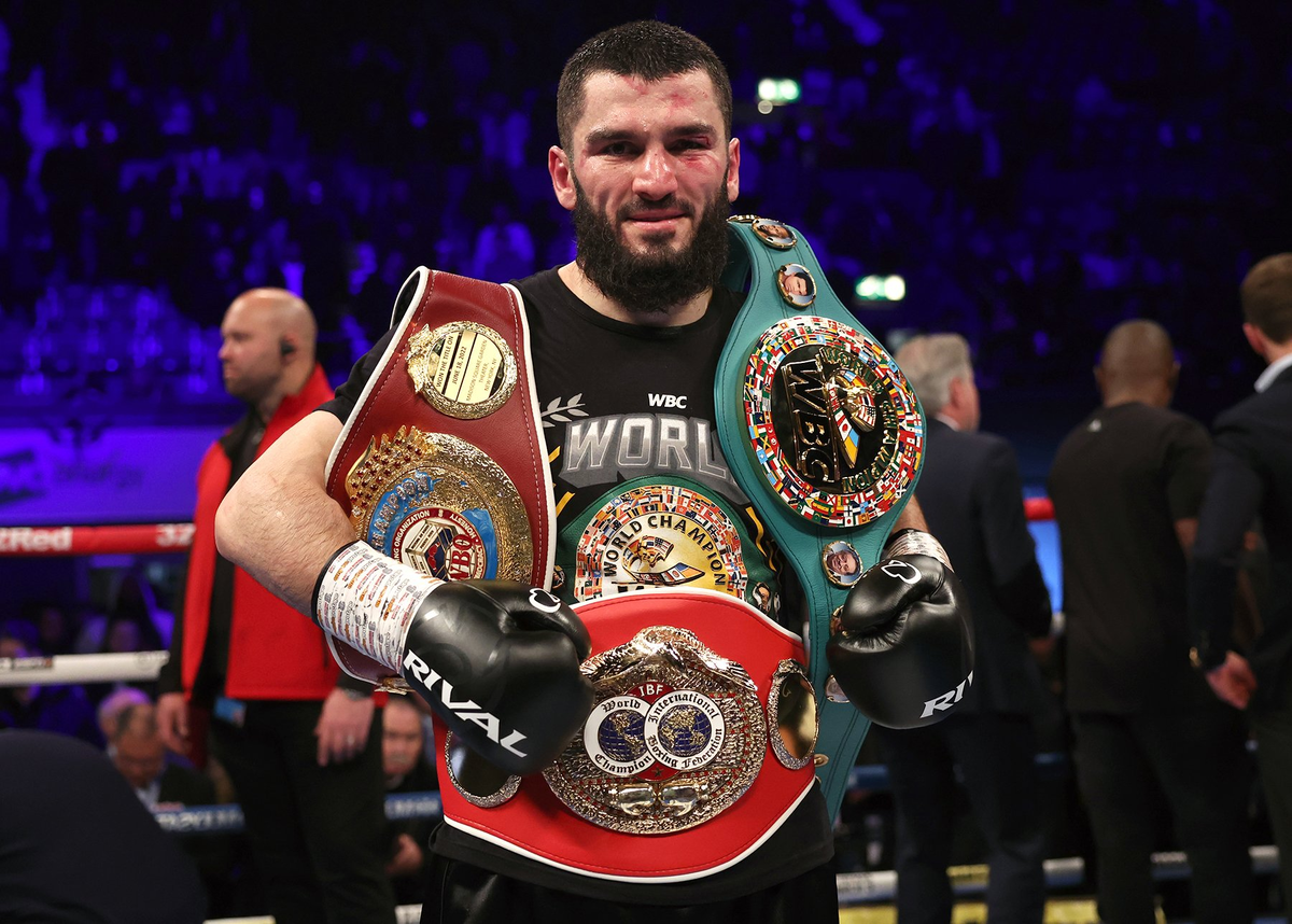 Чемпион мира в полутяжелом весе по версиям (WBO, WBC и IBF) - Артур Бетербиев